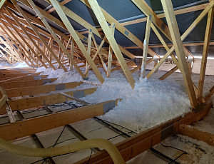 Zateplení stropu patrového domu pomocí foukané izolace